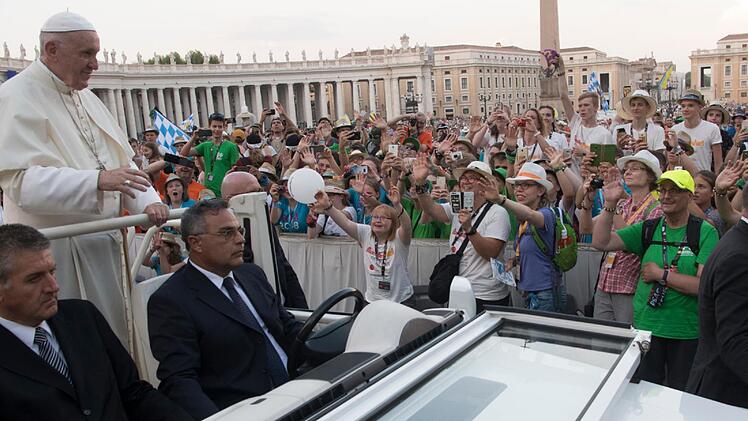 Die Neudrossenfelderin Astrid Ambrosius (blaues T-Shirt, wei&szlig;er Hut) durfte beim Papstbesuch in der ersten Reihe sitzen. Als der Papst im Papamobil an ihr vorbeifuhr, sprang sie auf und winkte ihm.privat