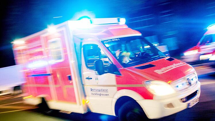 Im Landkreis Aschaffenburg hat ein Mann die Kontrolle &uuml;ber sein Motorrad verloren und wurde von seinem Fahrzeug geschleudert.  Symbolbild: Marcel Kusch/dpa