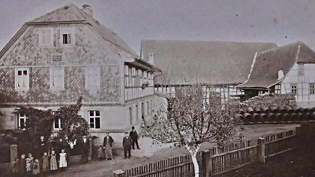 Aus welchem Jahr das Bild der alten Wirtschaft stammt, konnte Karin Wagner, einst Wirtstochter in der Gastwirtschaft, nicht sagen. Es zeigt die Besitzer, Brauer und Helfer vor der Gastwirtschaft mit den großen Holzfässern, in denen das Bier in andere Orte geliefert wurde.  Repro: Helmut Will