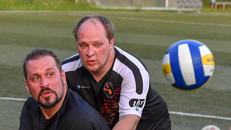 Die Knie offen, aber der Ball gesichert: Beim Quidditch geht es mitunter hart zur Sache, deswegen tragen die Spieler Mundschutz.