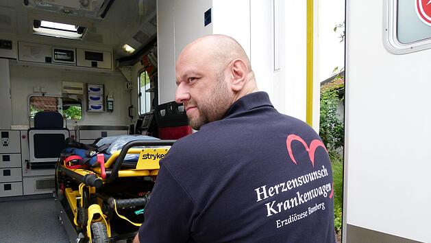 Der Herzenswunsch-Krankenwagen (hier mit Projektkoordinator Christian Meyer) ist medizinisch und technisch so ausgestattet wie jeder andere Krankenwagen. Foto: Marion Kr&uuml;ger-Hundrup