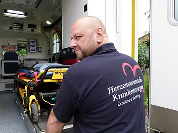 Der Herzenswunsch-Krankenwagen (hier mit Projektkoordinator Christian Meyer) ist medizinisch und technisch so ausgestattet wie jeder andere Krankenwagen. Foto: Marion Krüger-Hundrup