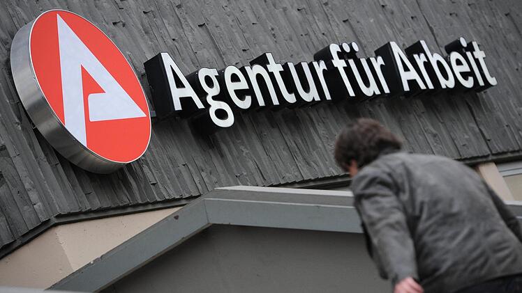 Ab Januar 2020 gibt es mehr Geld für Hartz IV Empfänger. Bis zu acht Euro können es sein. Symbolfoto: Arne Dedert/dpa