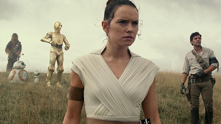 Von links: Chewbacca (Joonas Suotamo), C-3PO (Anthony Daniels), Rey (Daisy Ridley) und Poe (Oscar Isaac) gehen Hinweisen nach, die sie zum Imperator f&uuml;hren sollen.