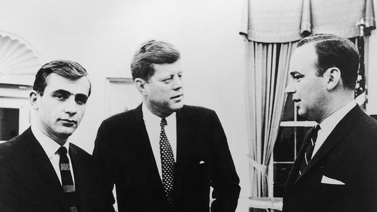 Schon fr&uuml;h suchte Rupert Murdoch (rechts) die N&auml;he zu den M&auml;chtigen: 1962 traf er im Wei&szlig;en Haus auf US-Pr&auml;sident John F. Kennedy (Mitte).