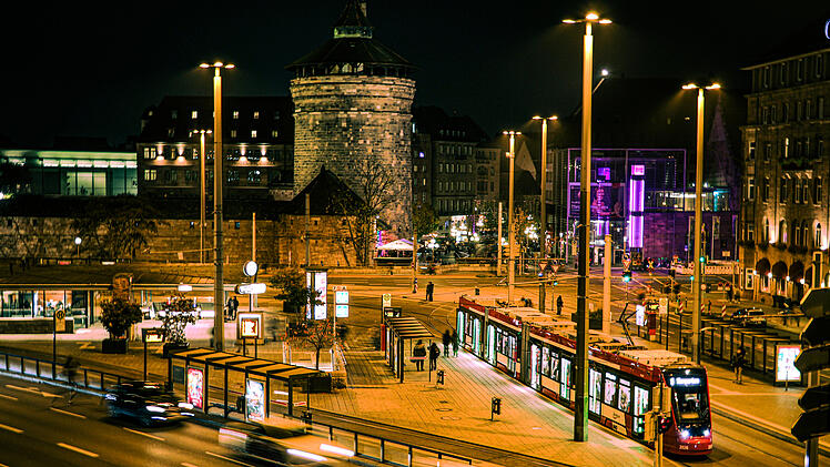 Bahnhofsplatz N&uuml;rnberg bei Nacht
