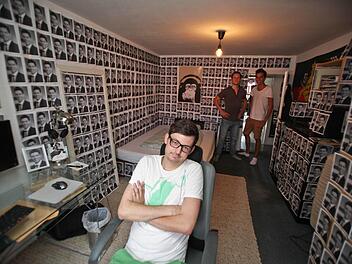 Das passiert einem auch nur einmal im Leben: Matthias Schreiber (vorne) inmitten von 660 Portraits des Tagesthemen-Moderators Ingo Zamperoni. David Ahlf (hinten links) und Marius Schreiber haben drei Stunden für die außergewönliche Tapete gebraucht. Fotos: Barbara Herbst