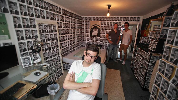 Das passiert einem auch nur einmal im Leben: Matthias Schreiber (vorne) inmitten von 660 Portraits des Tagesthemen-Moderators Ingo Zamperoni. David Ahlf (hinten links) und Marius Schreiber haben drei Stunden für die außergewönliche Tapete gebraucht. Fotos: Barbara Herbst