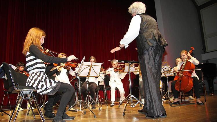 Natürlich gaben auch die allerjüngsten MGFler ihr Bestes: Dörte Vaihinger-Görg hat mit dem Vororchester den "Fiddle-Kids-Rag", das roantische "Go tell aunt Nancy" und "Old Joe Clark" einstudiert