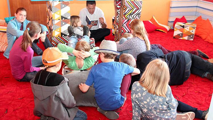 Auch dem Bürgermeister lauschen die Kinder gerne. Foto: Johanna Blum