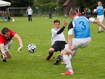 Gegen den TSV Sonnefeld verlor der TSF Theisenort mit 1:3 und schied schon in den Gruppenspielen aus. Hier kann Torhüter Thomas Franz gerade noch einen Treffer verhindern. Foto: Heinrich Weiß