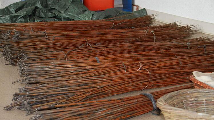 Material (Weidenruten) ist genügend da.