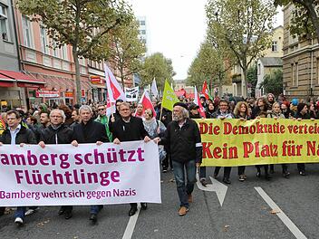 Weit über 1000 Demonstranten haben am Samstag in Bamberg für Solidarität mit Asylbewerbern und Menschen in Not geworben. Foto: Barbara Herbst