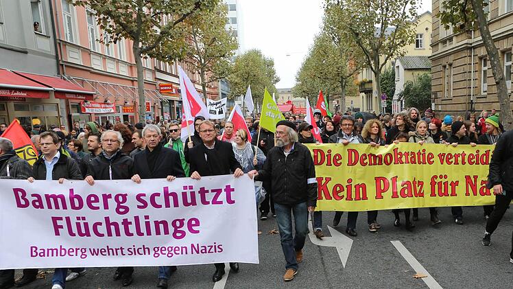 Weit über 1000 Demonstranten haben am Samstag in Bamberg für Solidarität mit Asylbewerbern und Menschen in Not geworben. Foto: Barbara Herbst