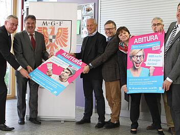 Die Organisatoren der Berufsorientierungsmesse Abitura hoffen auf eine Wiederholung des Auftakterfolgs (von links): Clemens Dereschkewitz, Landrat Klaus Peter Söllner, Michael Pfitzner, Hans-Peter Brendel, Ulrike Endres, Joachim Meier und Horst Pfadenhauer. Foto: AK Schule/Wirtschaft