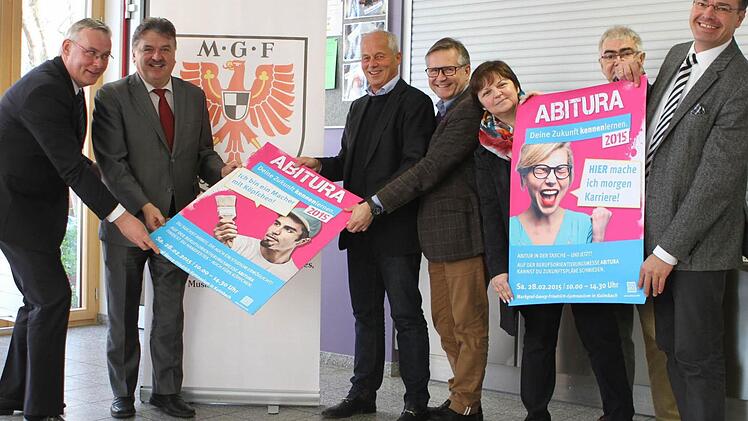 Die Organisatoren der Berufsorientierungsmesse Abitura hoffen auf eine Wiederholung des Auftakterfolgs (von links): Clemens Dereschkewitz, Landrat Klaus Peter Söllner, Michael Pfitzner, Hans-Peter Brendel, Ulrike Endres, Joachim Meier und Horst Pfadenhauer. Foto: AK Schule/Wirtschaft