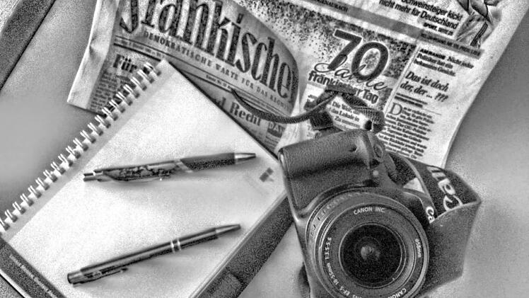 Es ist etwas, das sich in den 70 Jahren nicht allzu sehr geändert hat: Notizblock und Stifte sind ebenso wichtig wie der Fotoapparat. Heute kommen das Smartphone und das Tablet dazu.  Foto: Michael Busch
