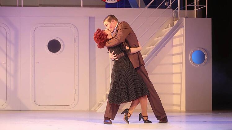 Schwungvolle Premiere: Reichlich Beifall gab es für die Neuinszenierung von "Anything Goes" am Landestheater Coburg. Foto: Henning Rosenbusch