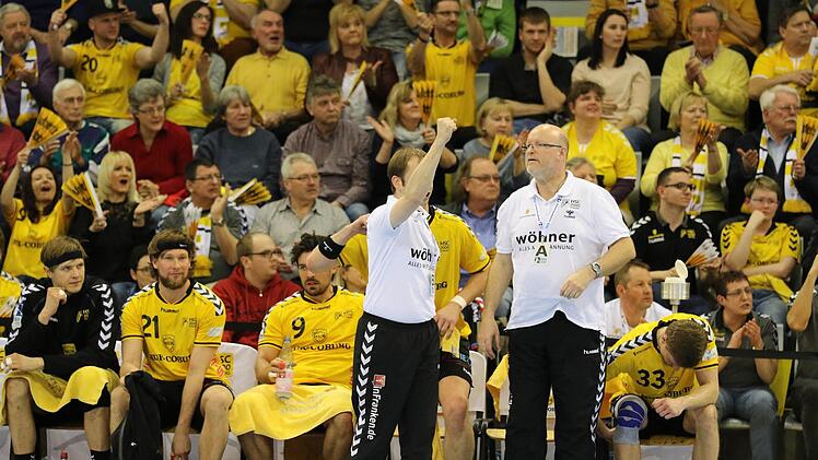 Jan Gorr jubelt. Der HSC führt zur Halbzeit mit 16:13.