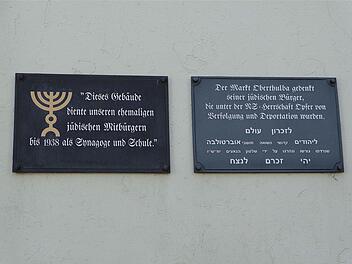 Zwei Gedenktafeln an der ehemaligen Synagoge in der Ledergasse weisen auf jüdisches Leben in Oberthulba hin. Jetzt soll eine Gedenkskulptur folgen. Das Motiv soll nach dem willen der Gemeinderäte ein Rucksack aus den Reihen der verfolgten Juden sein. Foto: Gerd Schaar