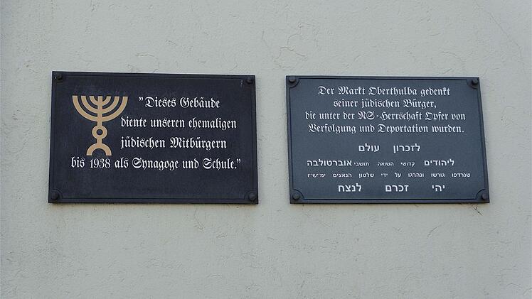 Zwei Gedenktafeln an der ehemaligen Synagoge in der Ledergasse weisen auf jüdisches Leben in Oberthulba hin. Jetzt soll eine Gedenkskulptur folgen. Das Motiv soll nach dem willen der Gemeinderäte ein Rucksack aus den Reihen der verfolgten Juden sein. Foto: Gerd Schaar