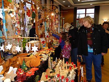 Trotz des vorverlegten Advents- und Weihnachtsmarktes des Rentweinsdorfer Sportvereins kamen zahlreiche Besucher in den Marktsaal und freuten sich &uuml;ber die zahlreichen Angebote.Horst Schneider