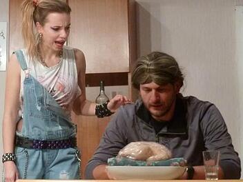 Heidi (Laura Grau) zu Besuch bei Bertis Untermieter Sebastian (Roland Schmitt) privat
