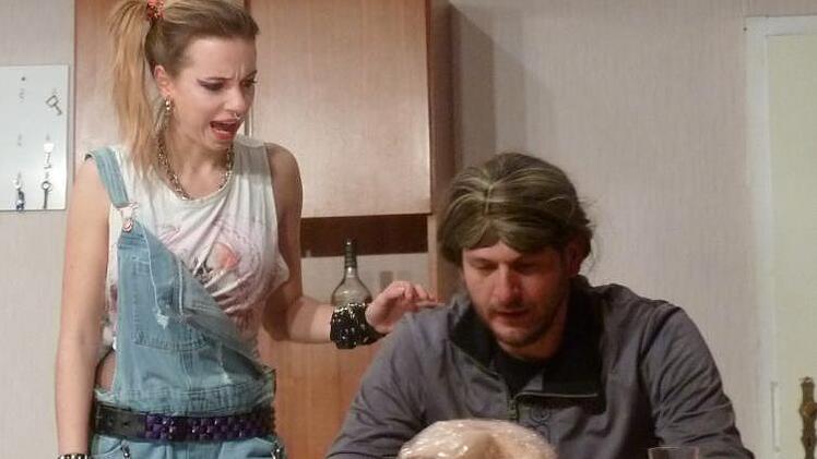Heidi (Laura Grau) zu Besuch bei Bertis Untermieter Sebastian (Roland Schmitt) privat