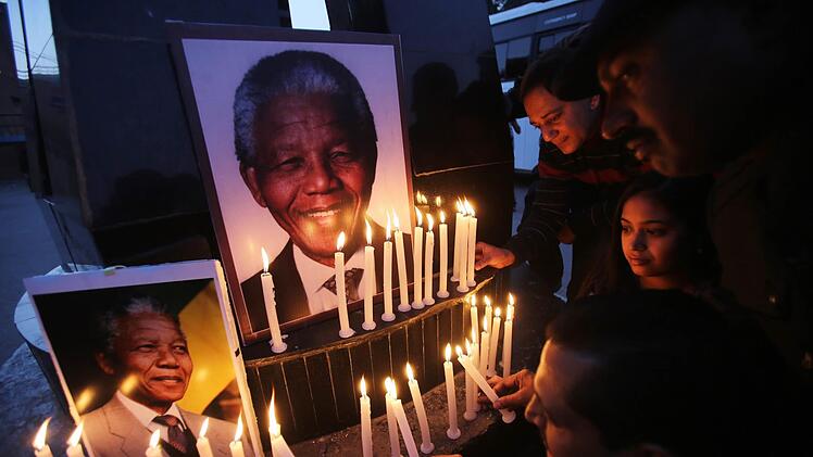 In Südafrika ist Nelson Mandela auch fünf Jahre nach seinem Tod unvergessen. Die Autorin Leonie March ist auf seinen Spuren durch Südafrika gereist.Foto: dpa/Raminder Pal Singh