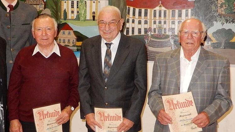 70 Jahre Vereinsmitglied (von links) Adolf Schorn, Adolf Frembs und  Reinhard Cichon.Horst Schneider