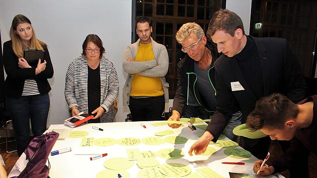 Am Thementisch "Bewegung" moderierten Elmar Gerner (Dritter von rechts) und Titus Czyz (Zweiter von rechts).     Foto: Evi Seeger