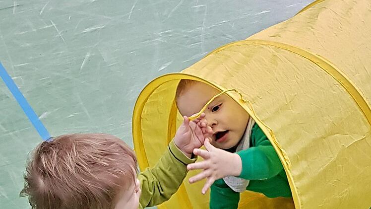 Diese beiden Kinder sind sich einig und  haben ihren Spaß am und im Tunnel.  Helmut Will