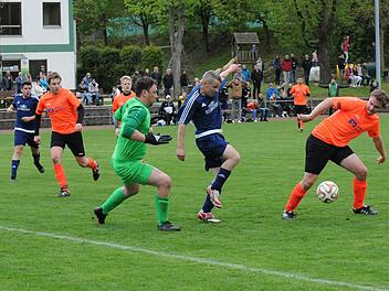 Stammheims Keeper Marcel Klein (links) schaut Stefan Six vom SV Ramsthal (Mitte) und dem Ball hinterher. Enrico Schwager vom SV Stammheim beobachtet die Szene. Foto: ssp