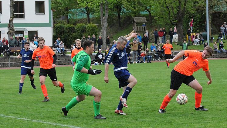 Stammheims Keeper Marcel Klein (links) schaut Stefan Six vom SV Ramsthal (Mitte) und dem Ball hinterher. Enrico Schwager vom SV Stammheim beobachtet die Szene. Foto: ssp