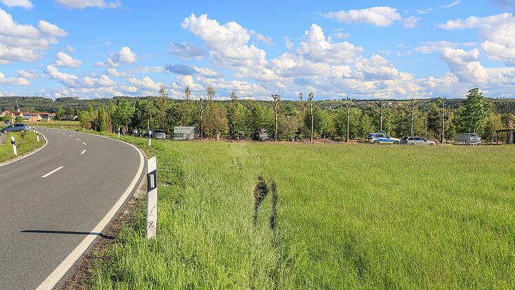 Auto kommt von Stra&szlig;e ab und kracht in Baumschule: Fahrer &uuml;bersteht Unfall leicht verletzt