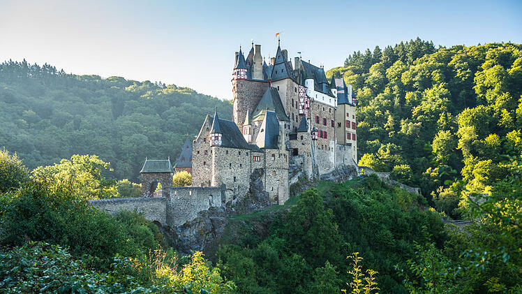 Als romantische Ritterburg auf einem Felsvorsprung präsentiert sich die Burg Eltz.