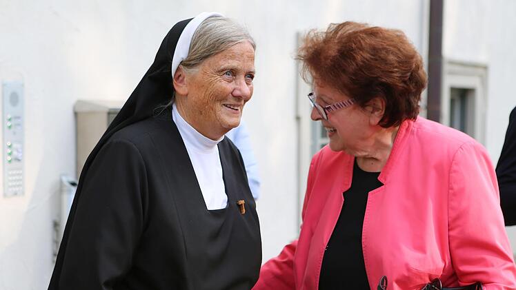 Grund zur Freude haben Generaloberin Schwester Katharina Wildenauer und Landtagspräsidentin a. D. Barbara Stamm. Haus St. Maria, in das die St. Josefskongregation viel Geld gesteckt hat, wird Bestandteil des neuartigen Zentrums für Pflege, Sozialb...