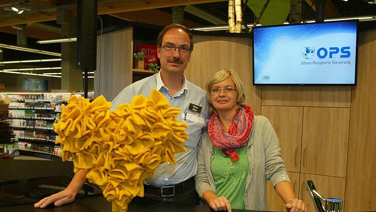 Das Ezo-Team ist fast komplett wieder da. Der alte und neue Marktleiter Dietmar Beilein freut sich über das Wiedersehen mit Silke Wajnert. Sie machte ein paar Monate Pause zu Hause.  Foto: Christa Burkhardt