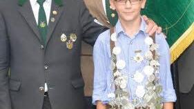 Jungschützenkönig Lukas Beetz (rechts) mit 1. Schützenmeister und Ehrenschützenmeister Reinhold Wolf (links) und Wolfgang Bergmann (2. Schützenmeister).Fotos: K.- H. Hofmann