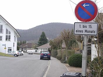In der Heinrich-Weber-Straße ärgern sich die Anwohner über Bußgelder, die mit dem halbmonatlichen Wechsel des Halteverbots einhergehen.  Foto: Winfried Ehling