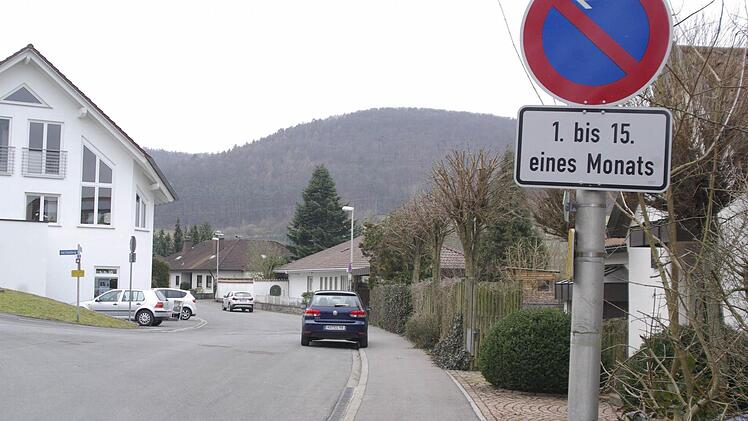 In der Heinrich-Weber-Straße ärgern sich die Anwohner über Bußgelder, die mit dem halbmonatlichen Wechsel des Halteverbots einhergehen.  Foto: Winfried Ehling