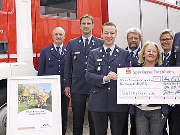 Bei der Spendenübergabe: (v. l.) Heinz Bedürftig, Dennis Friedrich, Josua Flierl, Peter Eckert, Erna Stein (Paulinchen), Gabi Eckert und Kommandant Jürgen Mittermeier.  Foto: Pauline Lindner