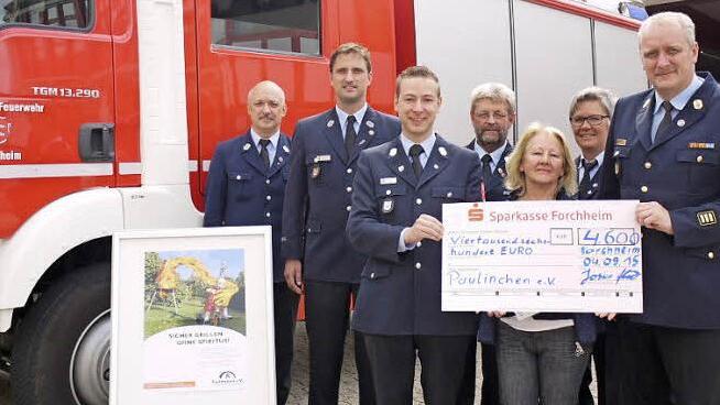 Bei der Spendenübergabe: (v. l.) Heinz Bedürftig, Dennis Friedrich, Josua Flierl, Peter Eckert, Erna Stein (Paulinchen), Gabi Eckert und Kommandant Jürgen Mittermeier.  Foto: Pauline Lindner