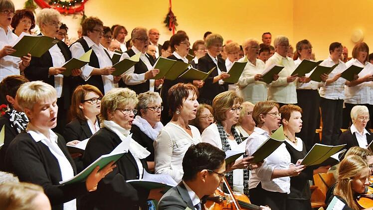 Fünf Chöre und das Instrumental-Collegium Lichtenfels gestalteten die Uraufführung des Weihnachstoraotriums von Helmut Mitzenheim in der Turnhalle der Grundschule Mönchröden.Foto: Gabi Arnold