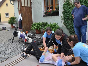 Bei einem Zusammenstoß zwischen einem Motorrad und einem Fahrrad galt es, die "Verletzten" zu versorgen. Foto: Susanne Deuerling