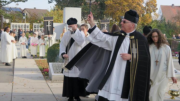 Besprengung der Gräber  Foto: Johanna Blum