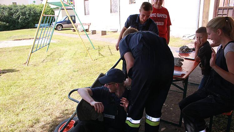 Mit viel Schwung schoss Kraisdorf I mit dem Schubkarren zum Bierkrug.