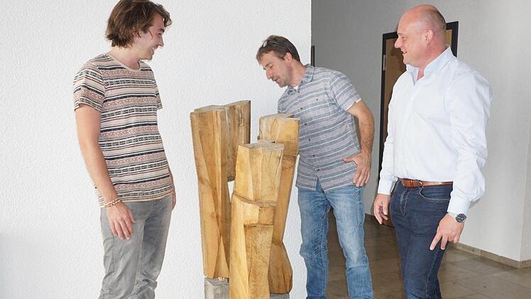 Ignaz Heinroth (links) hat in diesem Jahr den Philipp-Mendler-Preis für seine Abschlussarbeit bekommen. Das Kunstwerk stellte er der Stadt Bischofsheim zur Verfügung. Mit ihm auf dem Bild sind Bürgermeister Georg Seiffert (rechts) und Guido Gesierich zu sehen. Foto: Marion Eckert