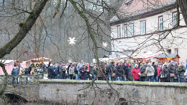 Streifzug durch den Weihnachtsmarkt Mitwitz, mit seinen rund 100  Verkaufst&auml;nden.Herbert Fischer