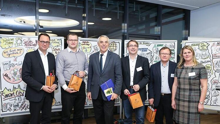 Für Referent Manfred Riederle (Mitte) und die Experten (v.l.) Veit Bergmann, Peter Wilfahrt, Matthias Pfeufer und Josef Lehner gab es von Anna Scherbaum zum Schluss kleine Geschenke als Dankeschön für ihr Mitwirken. Foto: Barbara Herbst